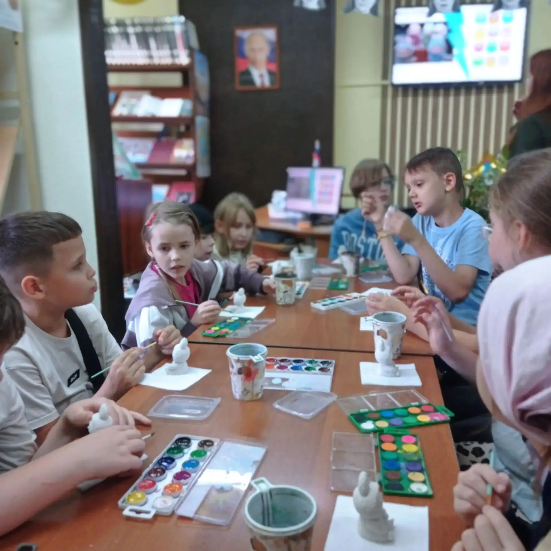 Сегодня (20.08) ребята побывали в библиотеке на мастер-классе по росписи фигурок. Распи...