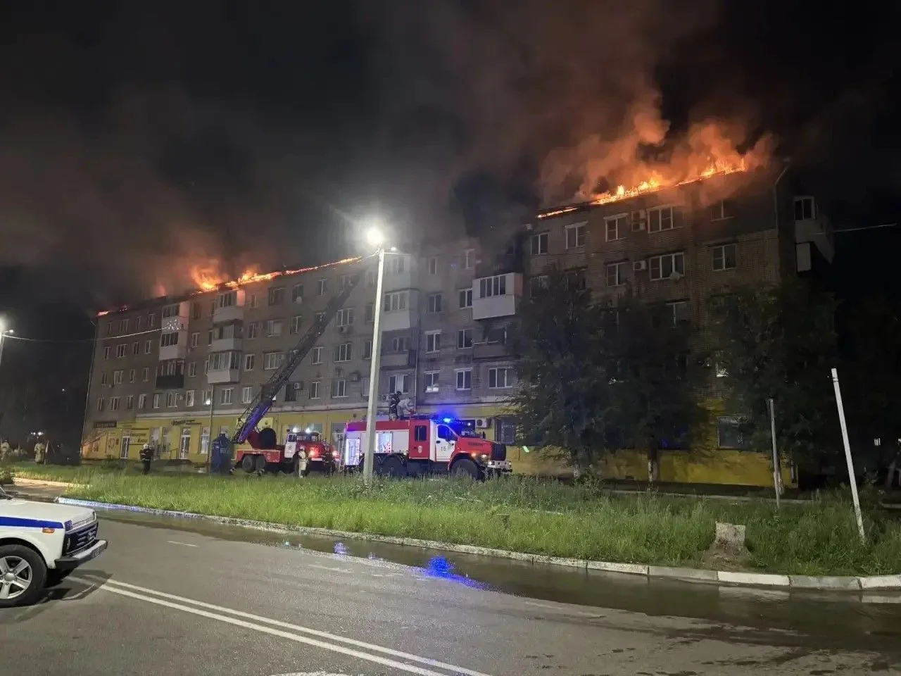 МЧС: Площадь пожара достигла 1000 кв.м