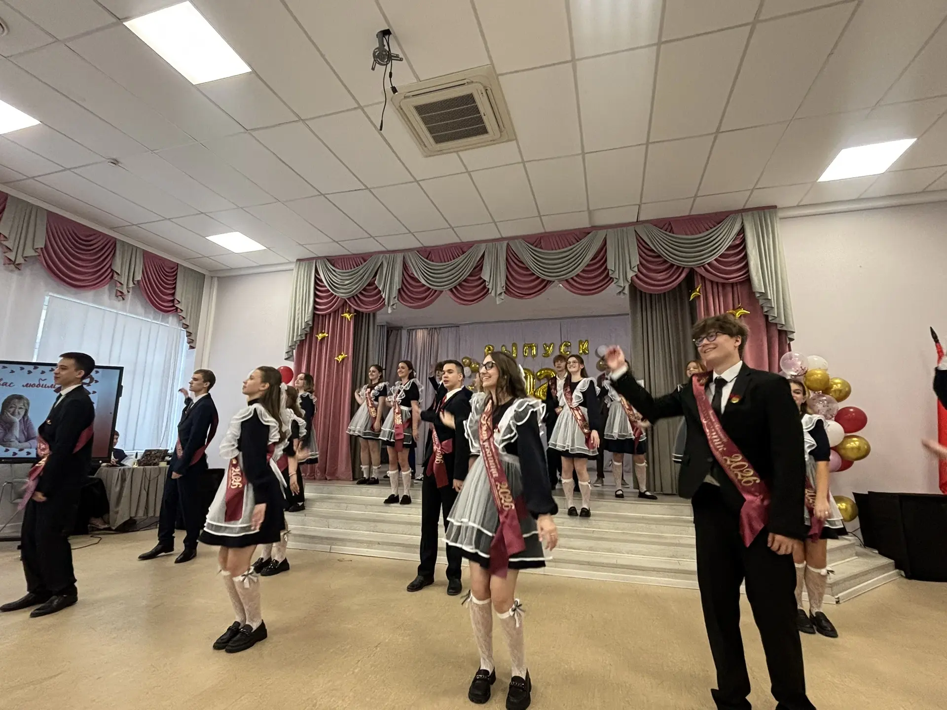 🎓💔 Наш первый корпус сегодня опустел. Но опустел не стенами — сердцем.  Прозвенел последний звонок д