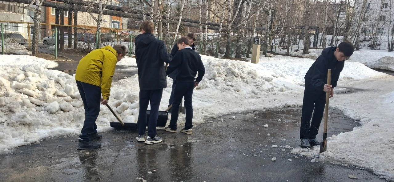 🌳 Присоединяемся к весеннему обновлению города!  27 марта наша школа активно принимает участие в общ