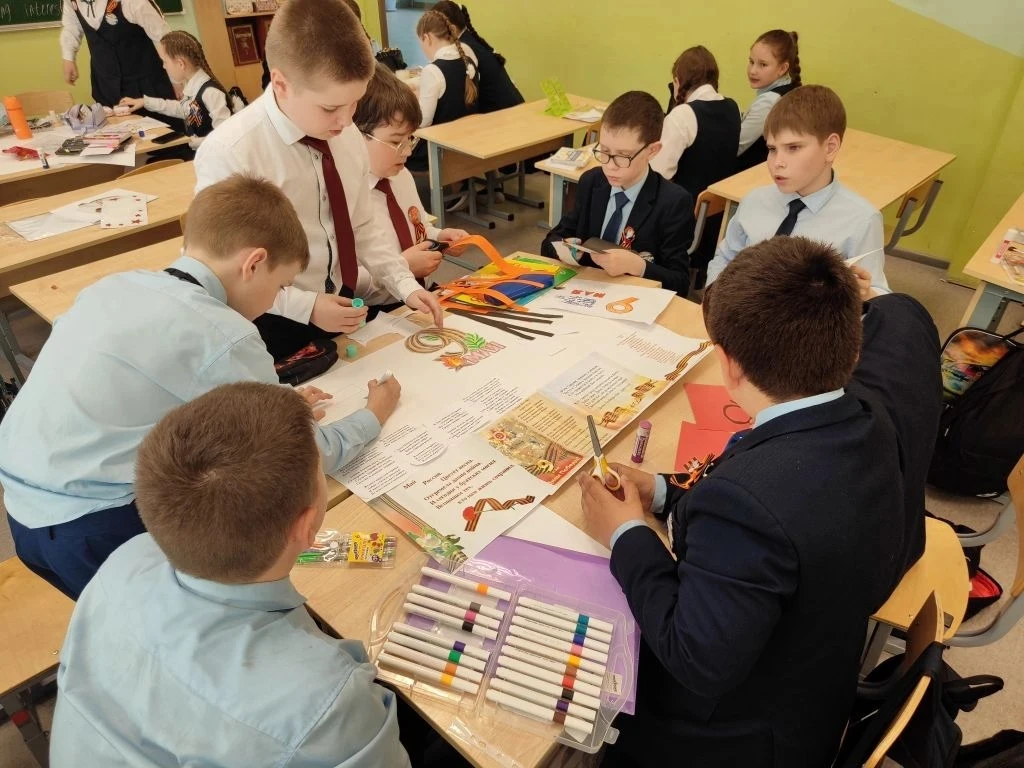 🎖️Подвиг глазами детей🎖️  🎖️Обучающиеся 4 «Б» класса подготовили плакаты, посвящённые Великой Победе