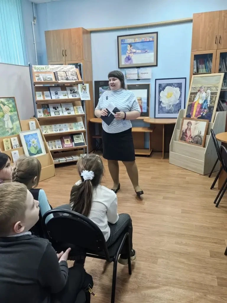 ✨ Путешествие в мир искусства: школьники посетили библиотеку ✨  Недавно учащиеся нашей школы побывал