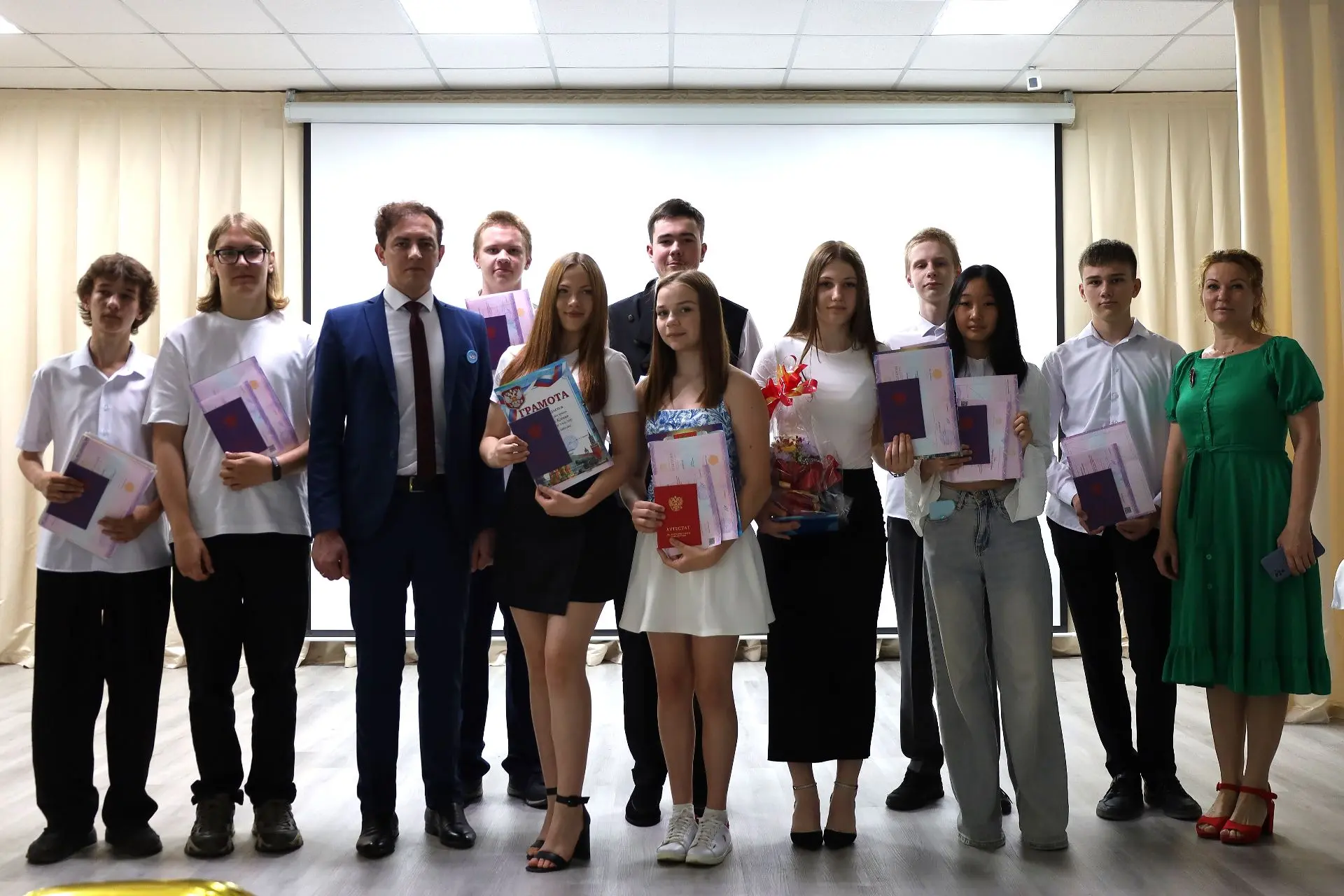 🎓 До свидания, школа! Здравствуй, взрослая жизнь! 🎉

Сегодня в нашей школе было по-особенному торж