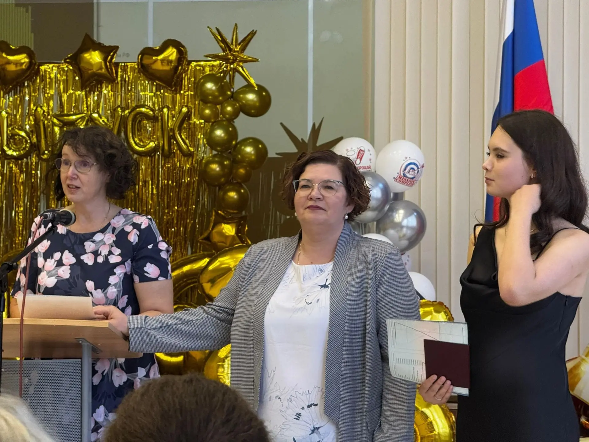 Сегодня в школе состоялась торжественная церемония вручения аттестатов для 11 "А" класса.
Аттестаты 