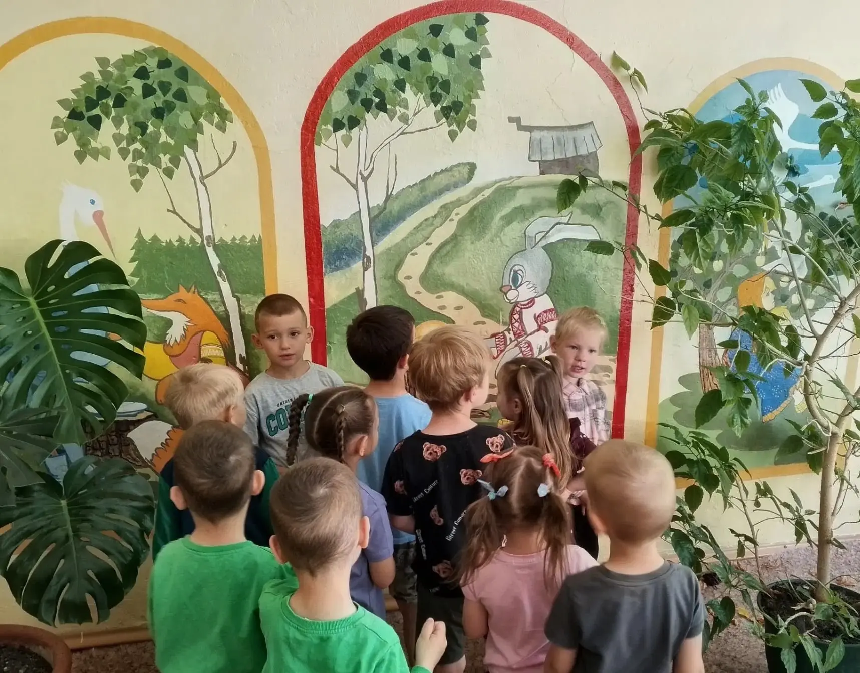 ✨Коридоры нашего детского сада стали дверью в сказку! Ребята с восторгом рассматривали яркие иллюстр