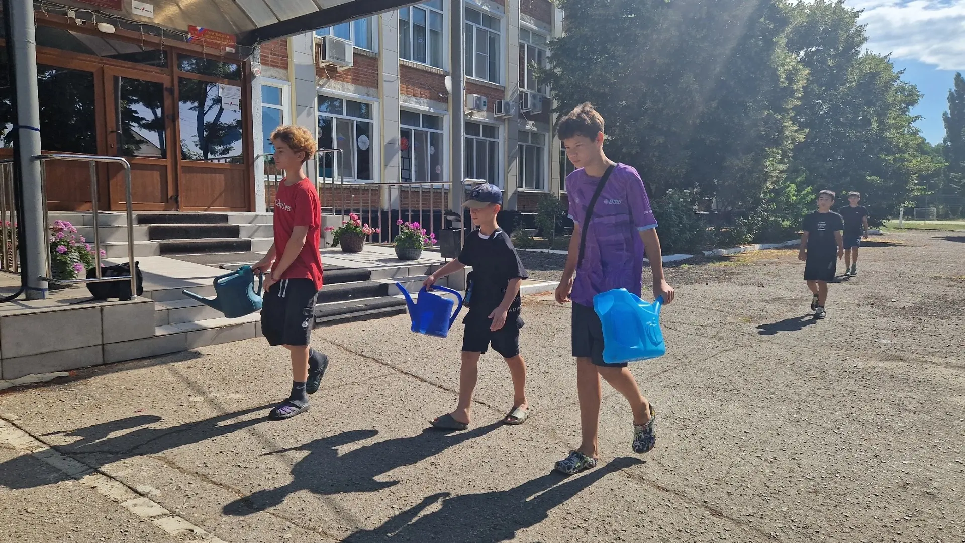 #СОЦИАЛЬНАЯАКТИВНОСТЬ45 #ЧистаяШкола
Наши ученики продолжают заботиться о школе.🍃🌺🌳
 Даже в летни