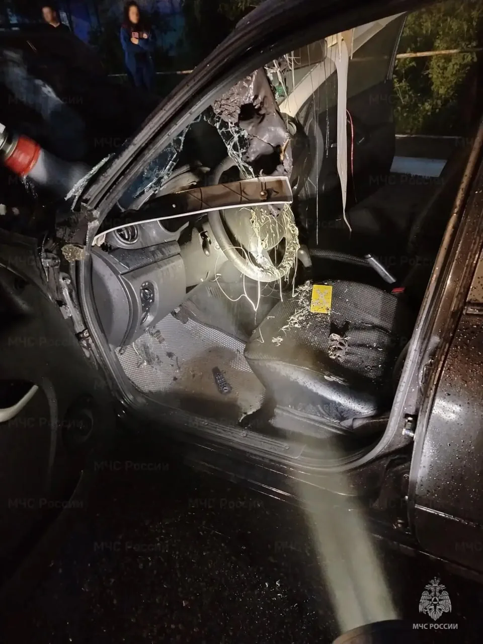 Этой ночью во дворе домов по адресам Университетская, 28 и Бульвар Юности, 6 загорелась "Лада Гранта