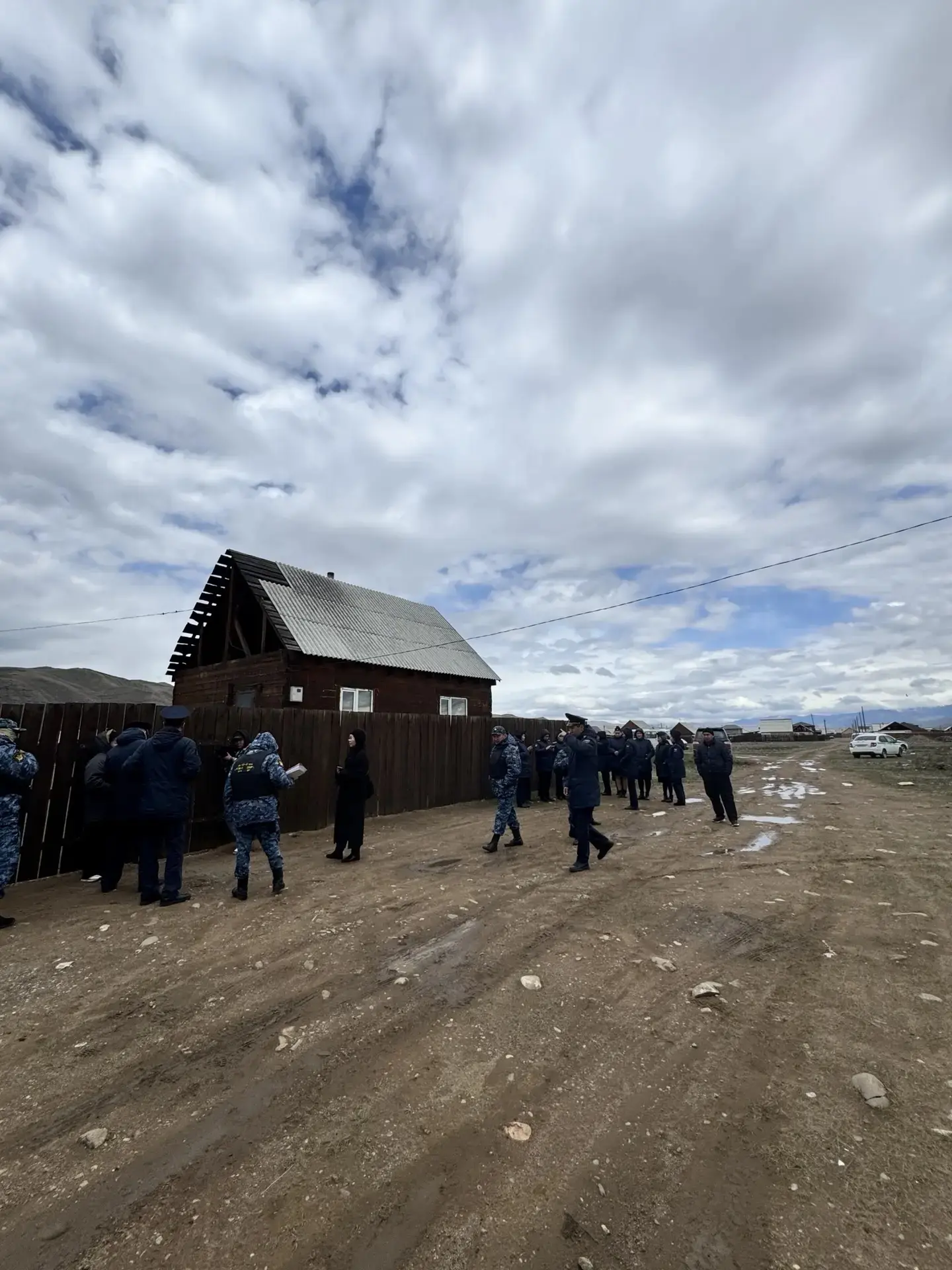 Прямо сейчас на 7 километре Вавилонского затона служба приставов собирается снести дома трёх семей, 