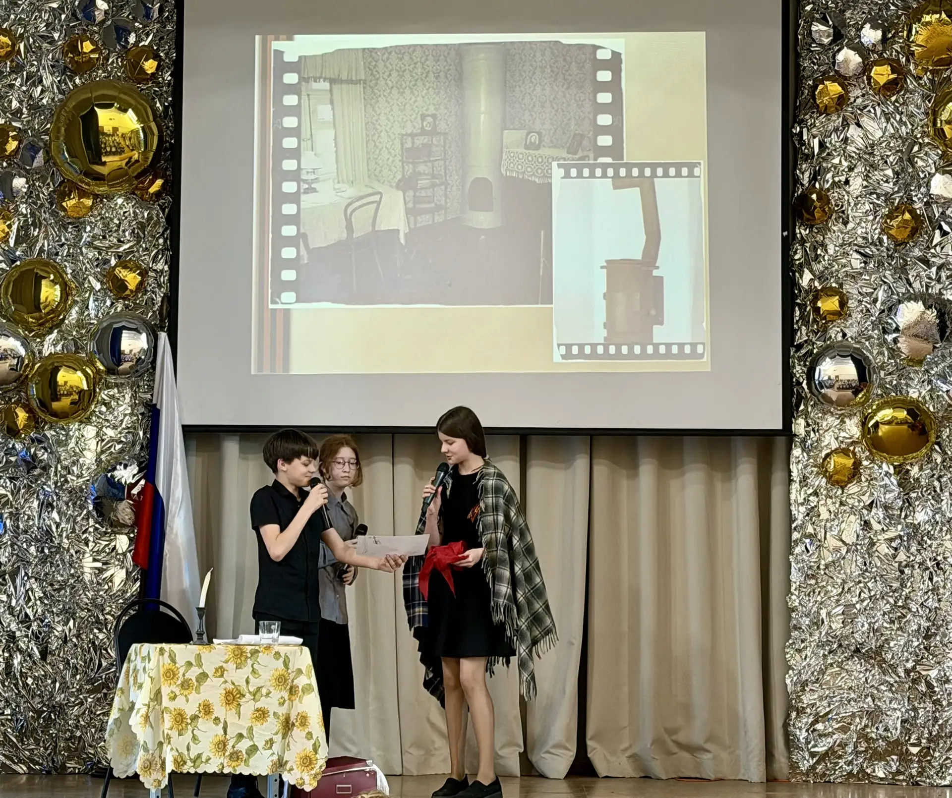 🎭✨ В нашей школе прошли театральные постановки школьного театра «Калейдоскоп», посвящённые Дню Побед