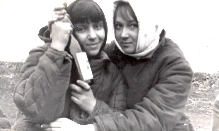 Сентябрь 1969 года, начало третьего курса, группа ЭМ-672 на уборке урожая. По рюмочке....