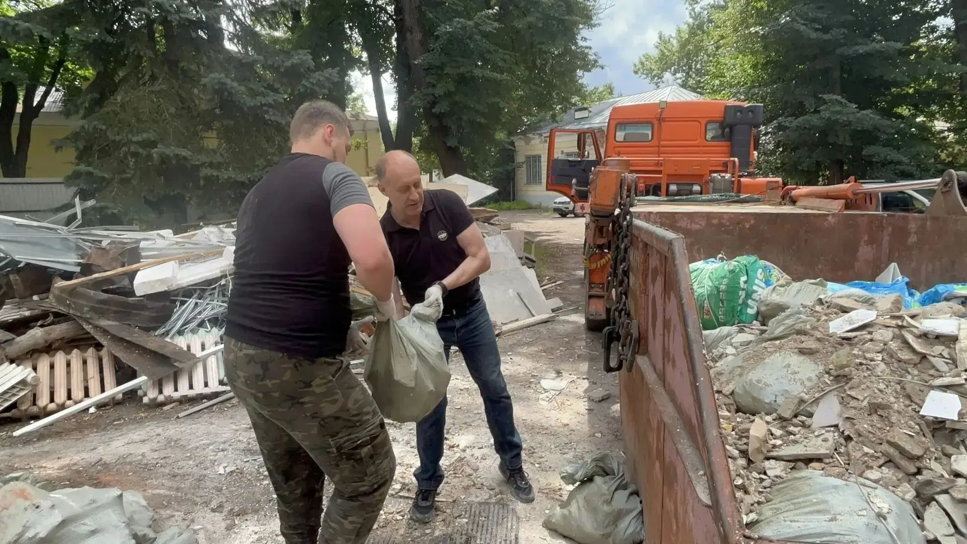 Есть вещи, которые невозможно сделать в одиночку. Вместе с ребятами в свободное время потрудился на 