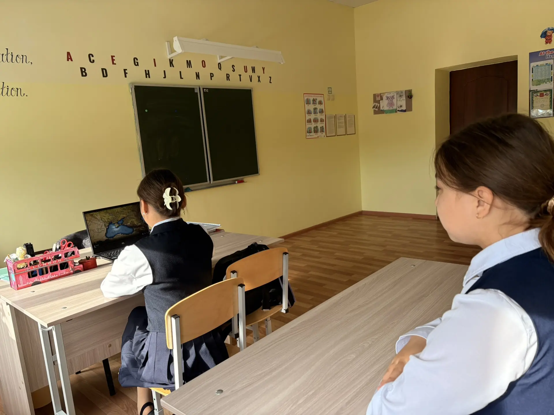 🇷🇺 Как начался наш понедельник? С гордости и памяти!
