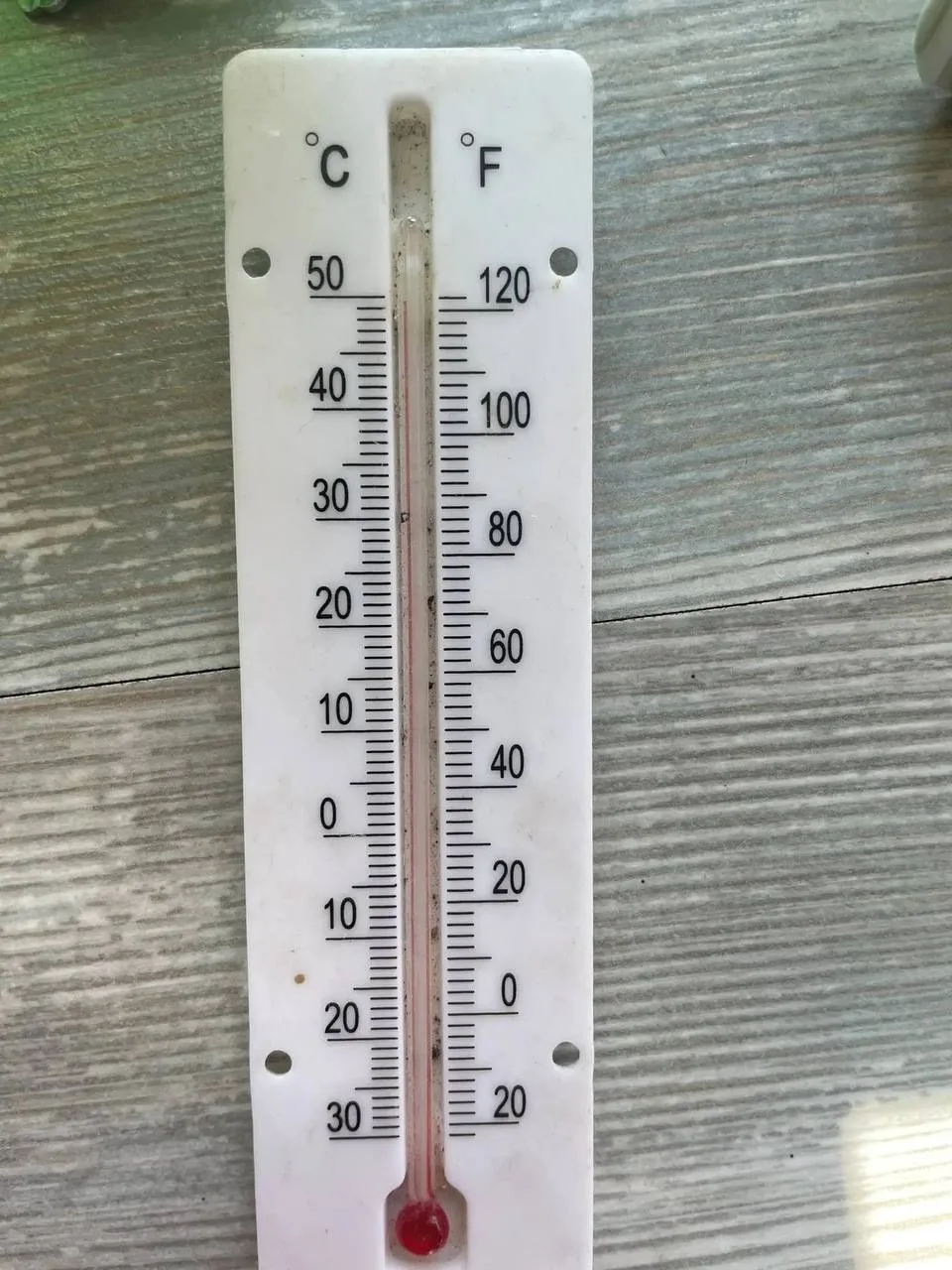 🥵 Термометры в Култаево сегодня, похоже, тоже не выдержали жары. На одном из них температура поднял