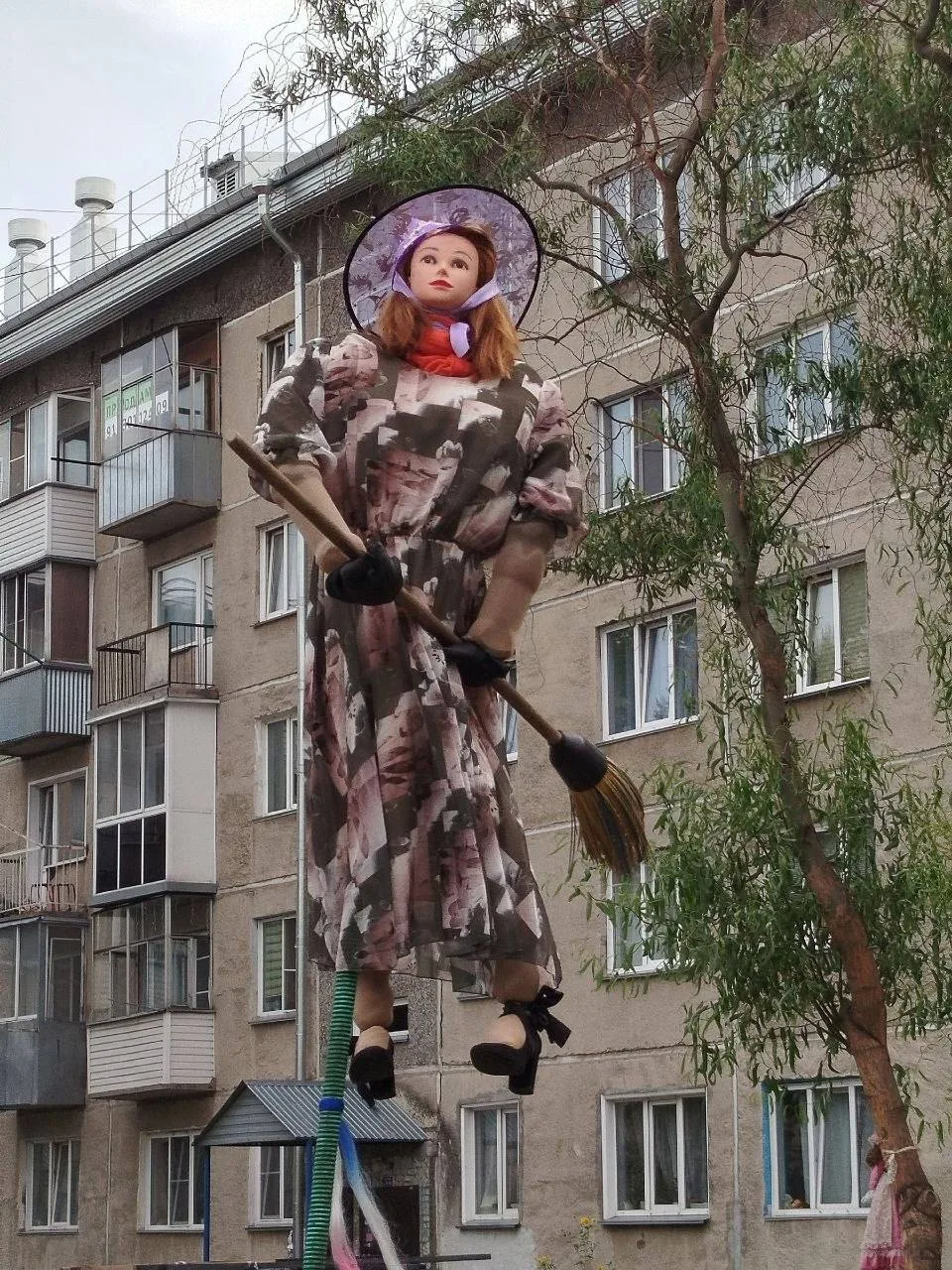 Необычный арт-объект заметили в Первомайском районе в одном из дворов🤔