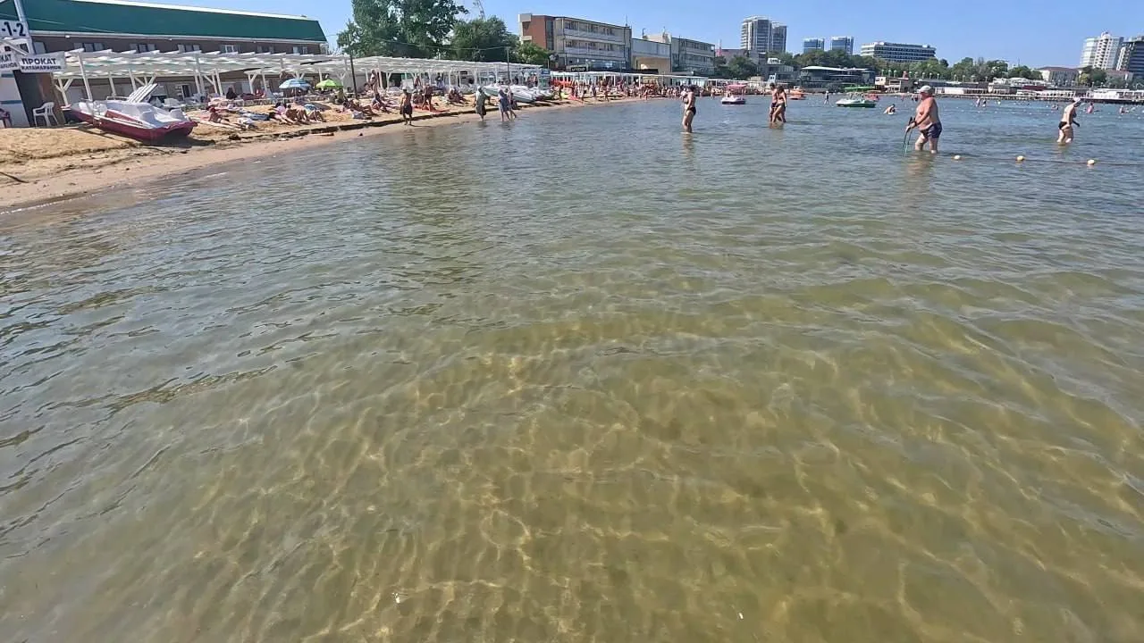 Вонючие водоросли ушли после шторма, идём купаться!