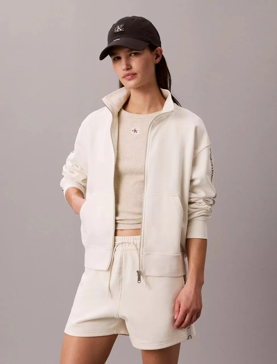 Женский комплект от Calvin Klein 
Верх 5114 руб + вес 
Размеры XS, S, M, L, XL
Низ 3550 руб + вес 
Р