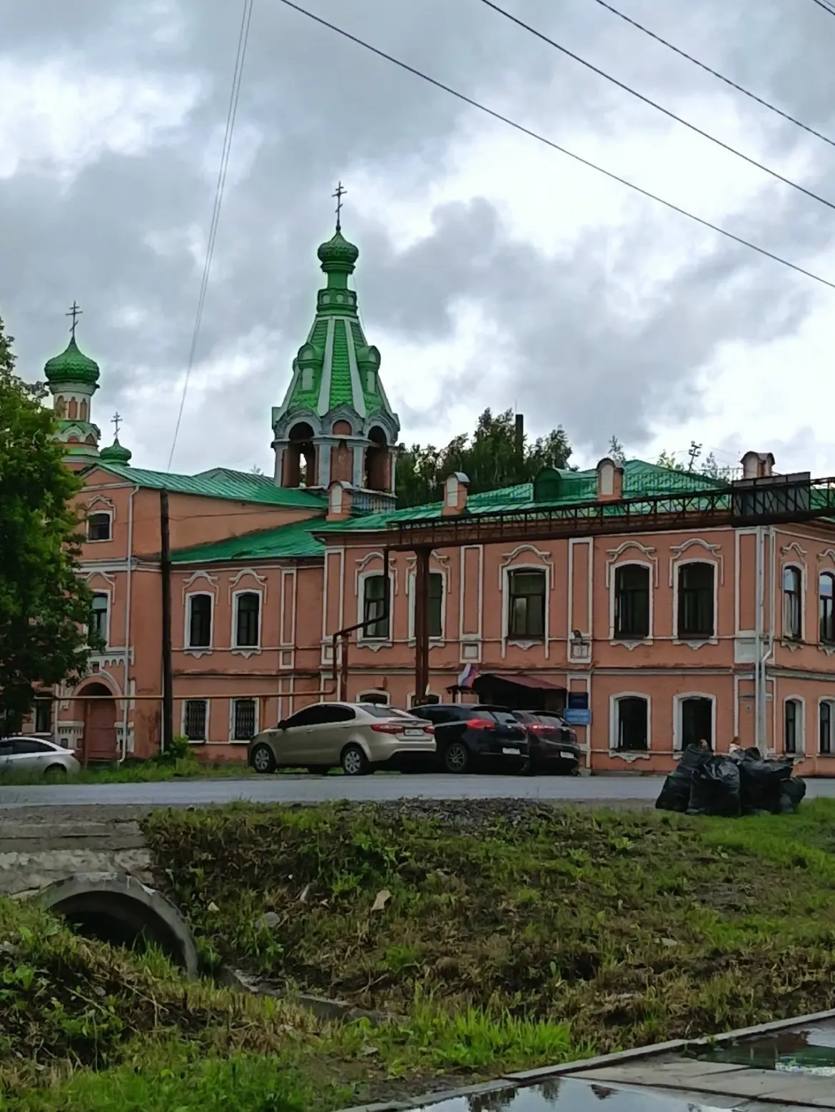 Дождь не помеха! 🌧️

Даже слякоть и непогода не останавливают учениц 6-х классов от работы, а их по