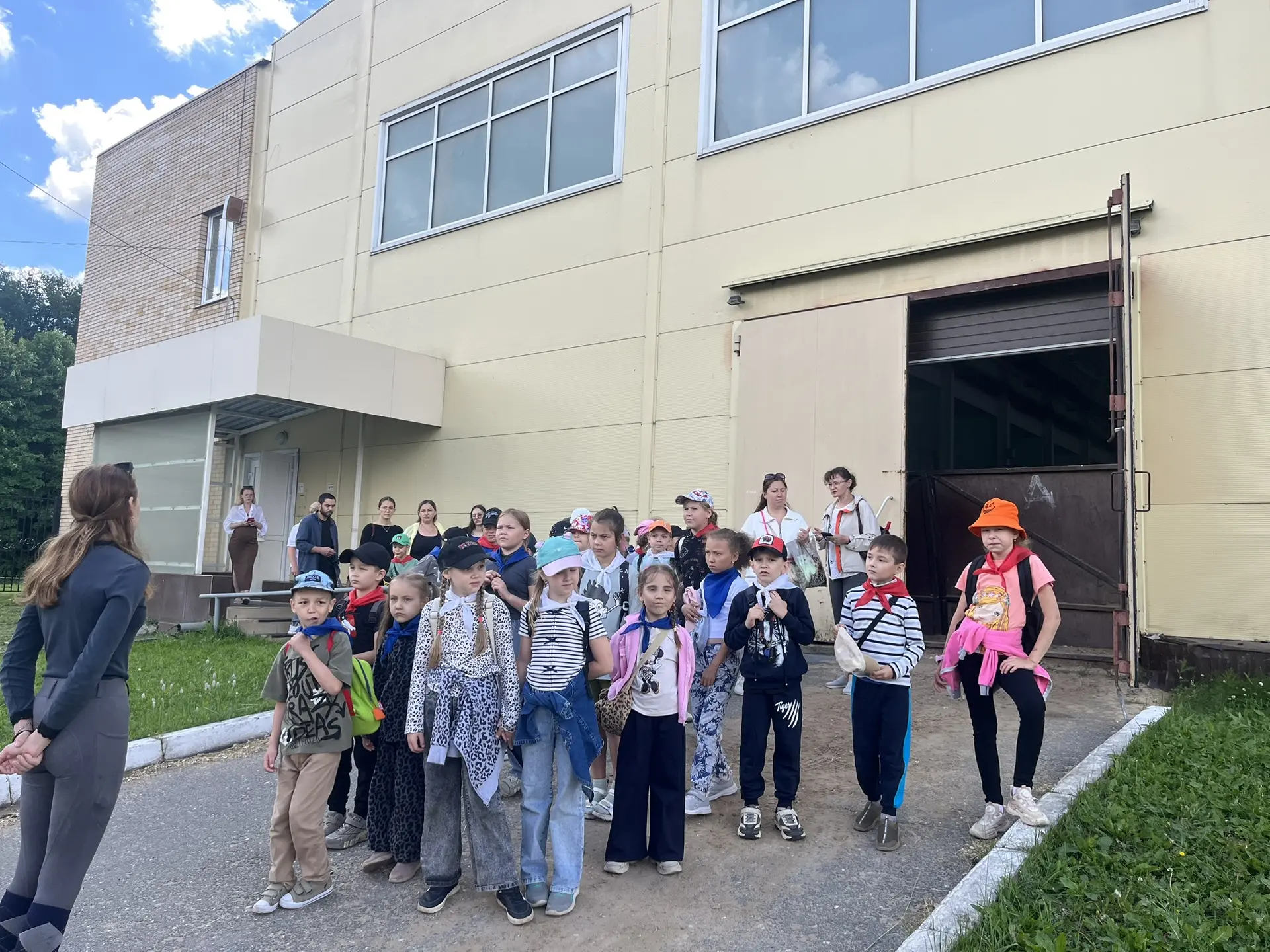 🐎✨ Весёлый день с лошадьми: экскурсия для детского лагеря прошла на ура! ✨🐎

Сегодня наша спортивн