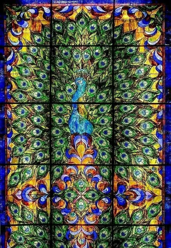 Витражный потолок в зале «Павлинья комната» (Peacock Room) отеля Spokane Davenport в шт...