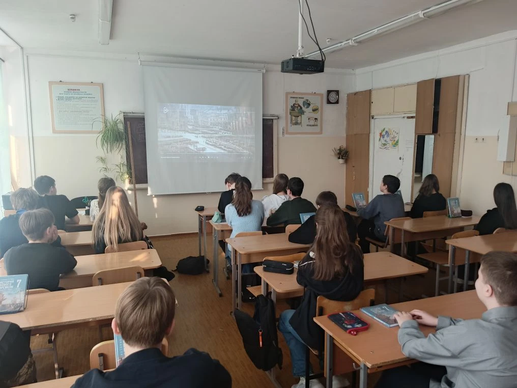 ‎🇷🇺 Русская весна в наших сердцах: о Крыме и Севастополе ‎ ‎Мы продолжаем знакомить школу с событиям