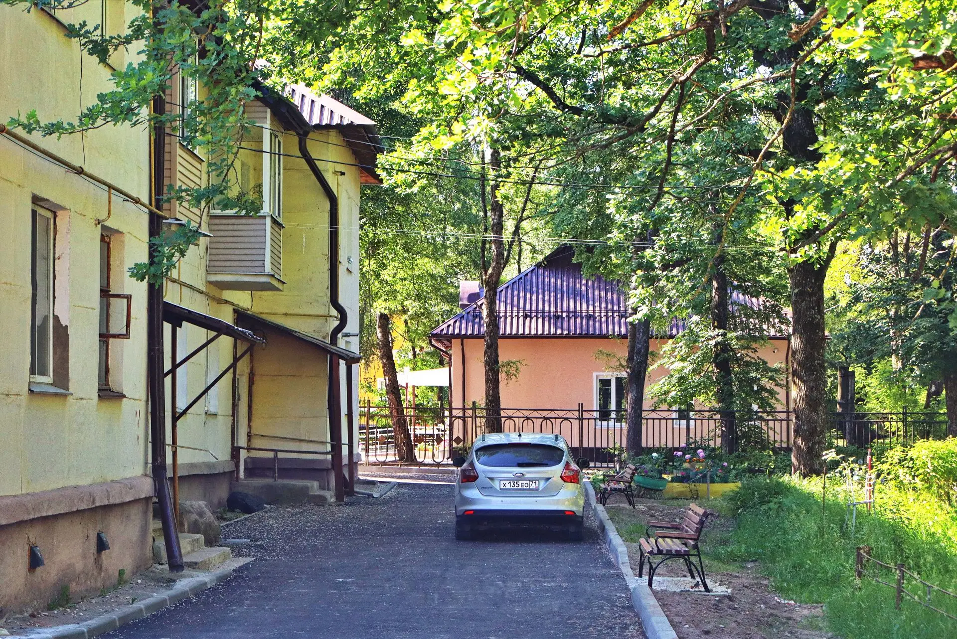 В Суворове на ул. Ленина, 9, благоустроили придомовую территорию.
Здесь заасфальтировали дорогу и пр