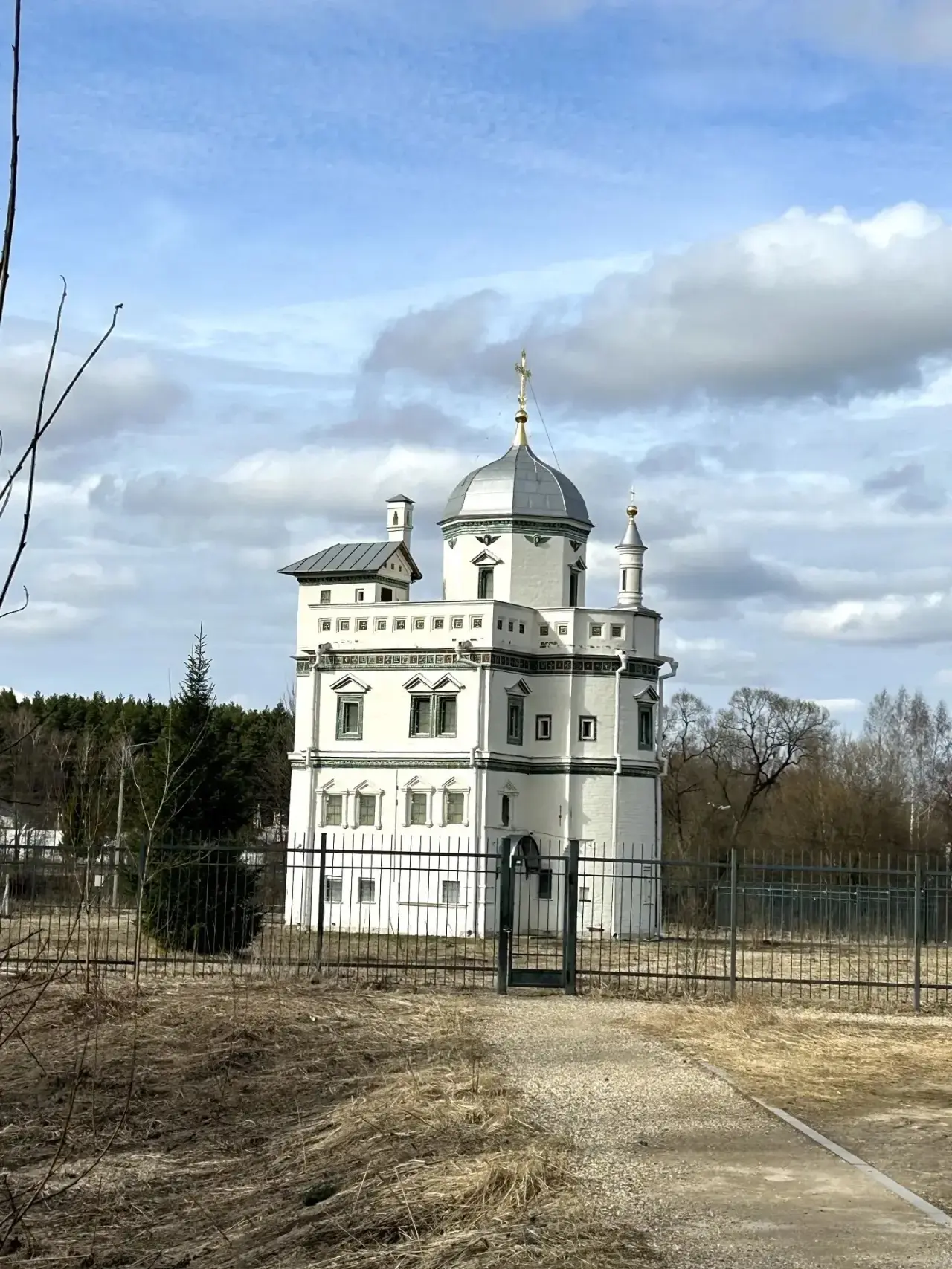 Недавно я писала о пещерке преподобного Саввы Сторожевского, которую он выкопал своими ...