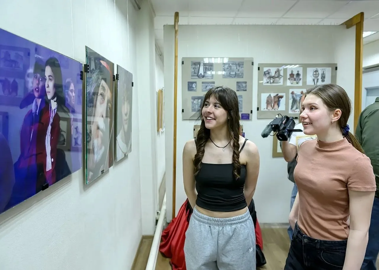📸 Порядка 100 уникальных фоторабот представлено на выставке «Перекрёсток театральных дорог», посвяще