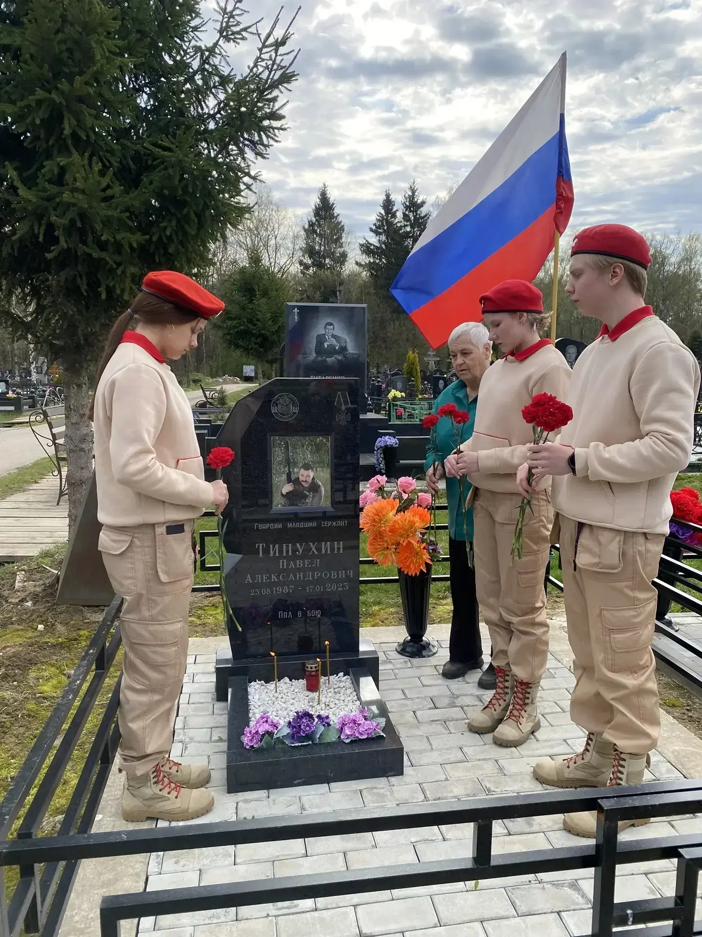 4 мая, накануне Дня Великой Победы, юнармейцы отряда «Росток» посетили могилу участника СВО, бывшего