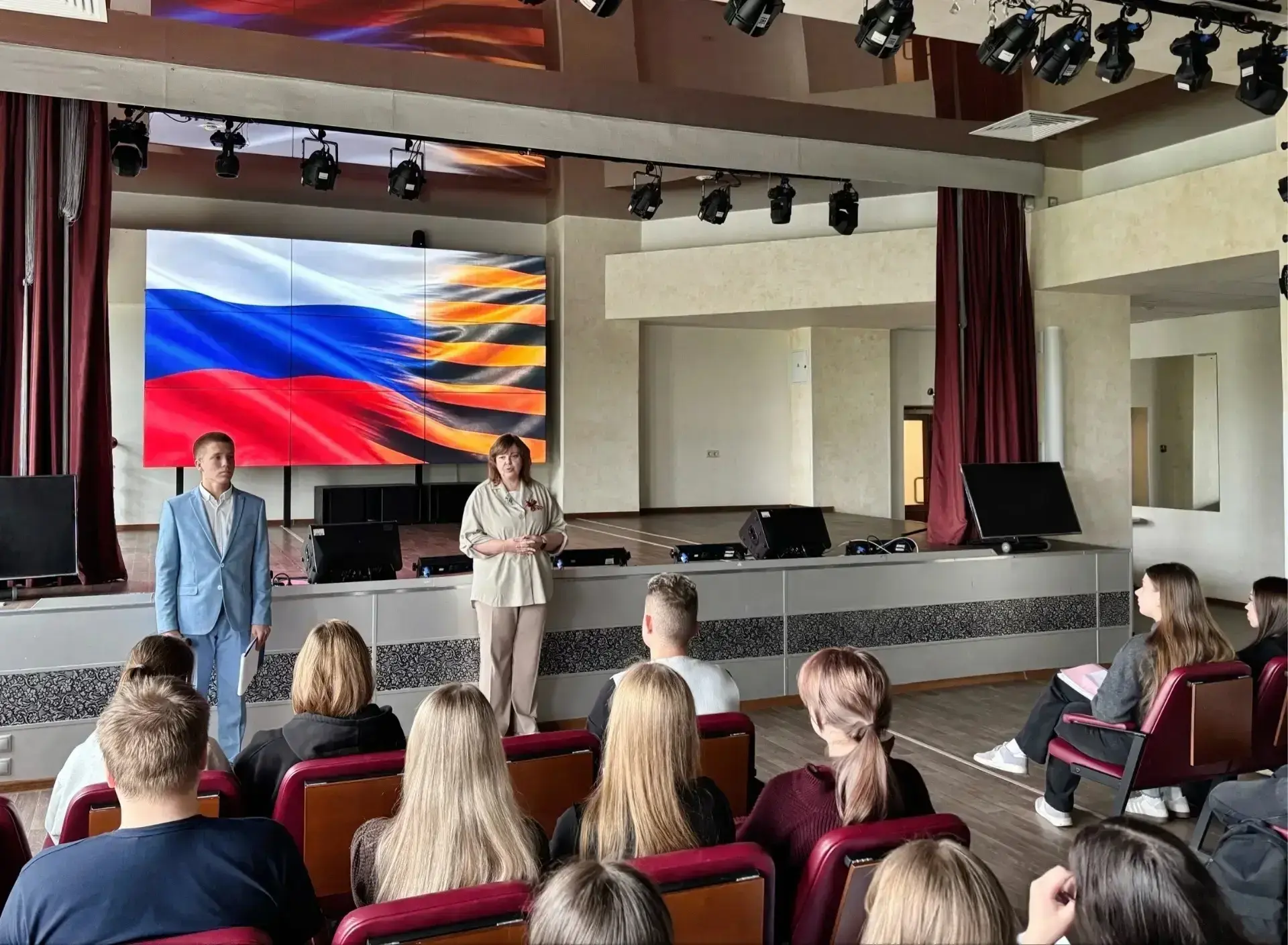 🇷🇺 Торжественное поднятие Государственного флага в Мининском университете  🗓️ 11 мая на факультете у