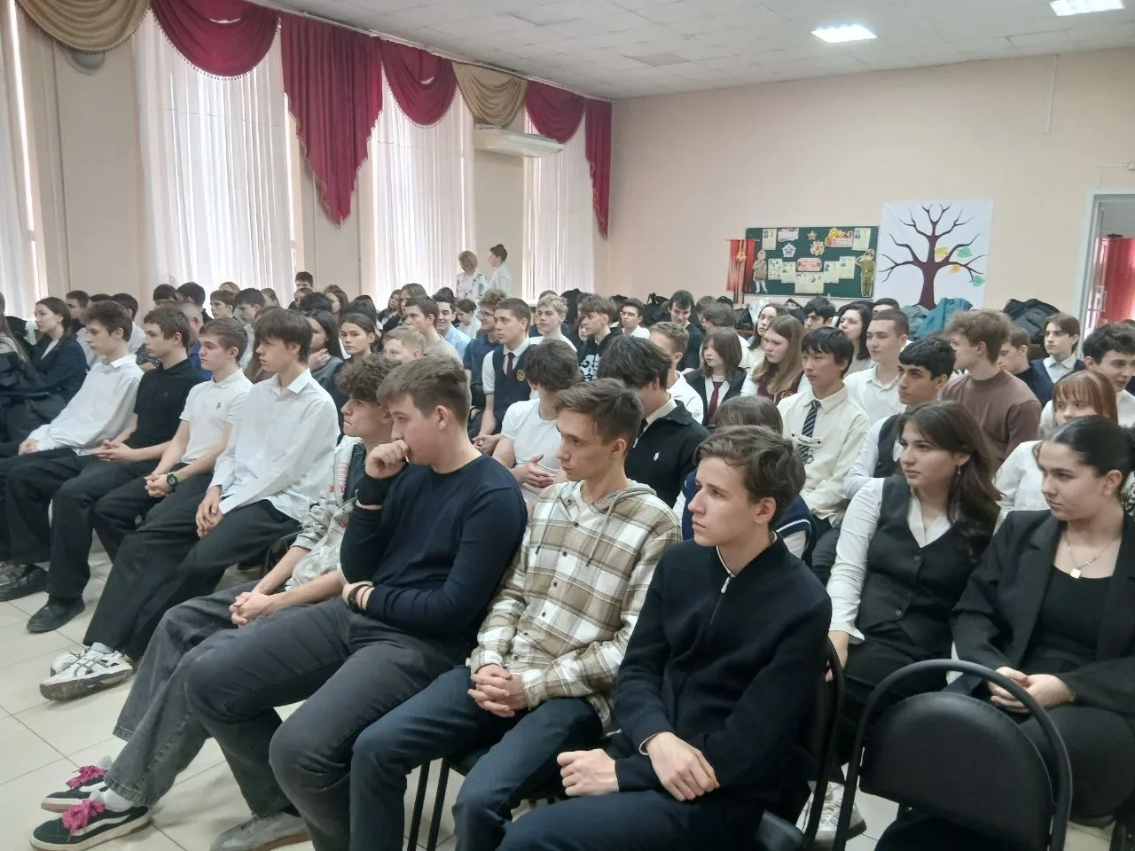Ваше будущее — в ваших руках!  В нашей школе состоялась встреча учащихся старших классов школ города