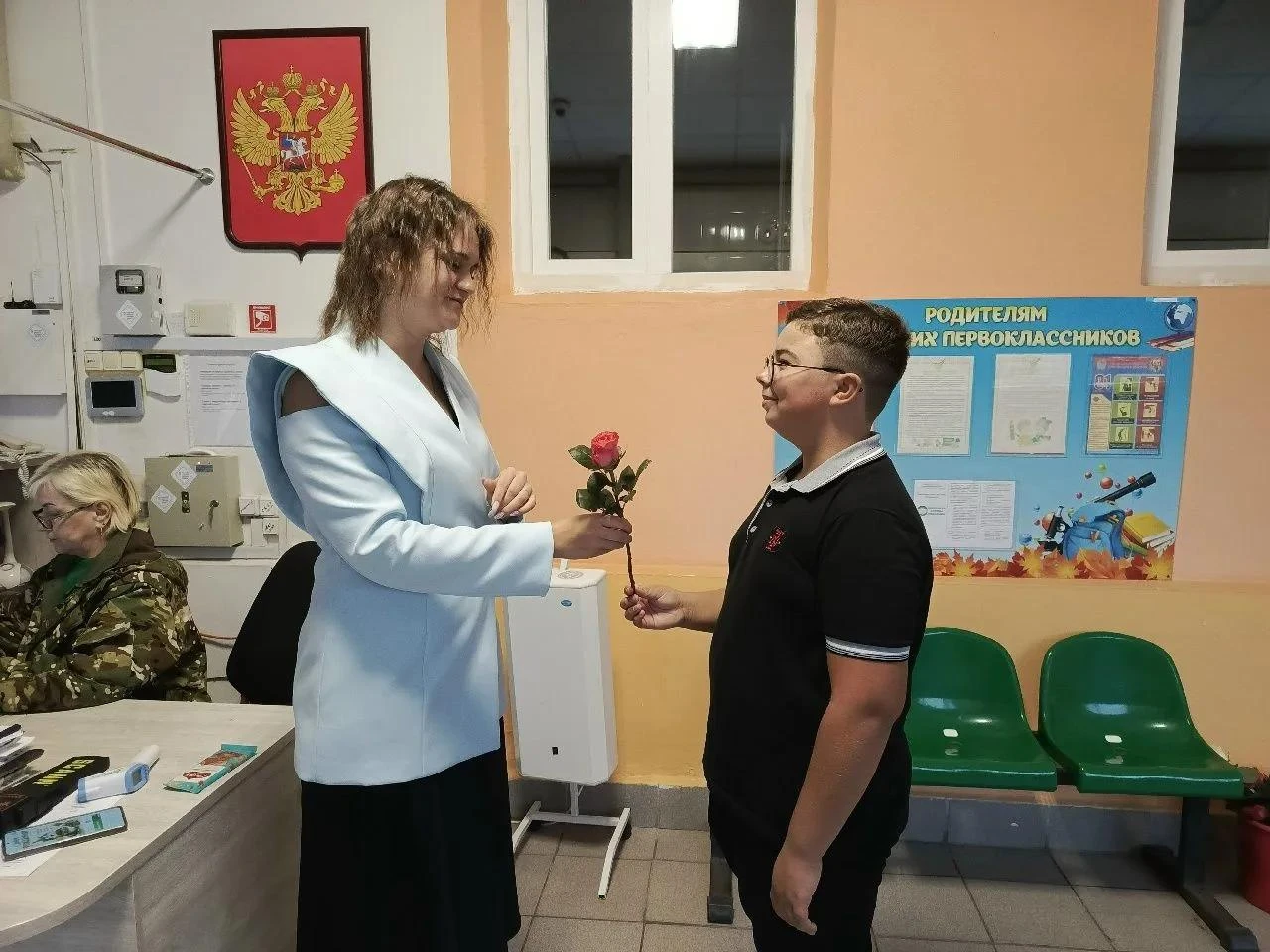 💐 День учителя начался со встречи педагогов с цветами!