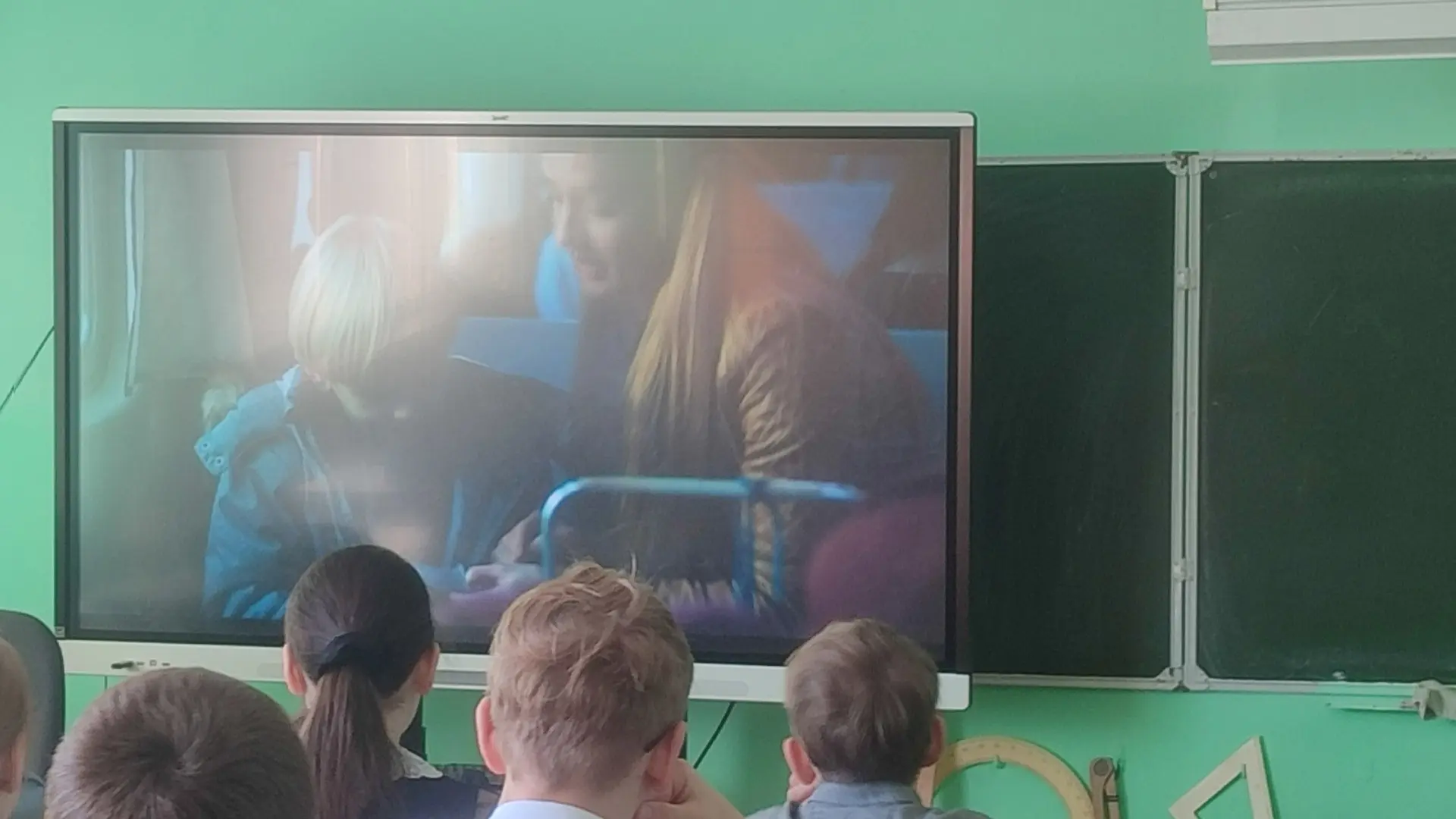 Просмотр фильма «Хорошие песни»  Учащиеся 5-го А класса в рамках проекта" Киноуроки в школе" посмотр
