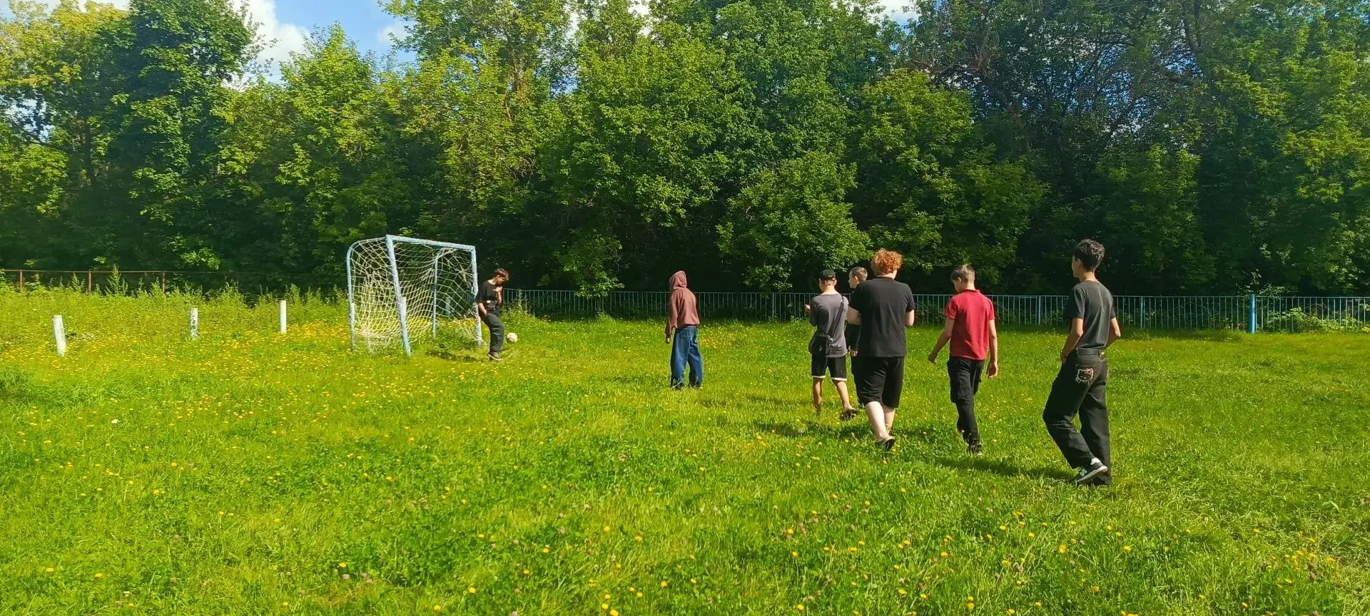 Спортплощадка.  Игра в футбол помогает детям выплеснуть лишнюю энергию и получить заряд...