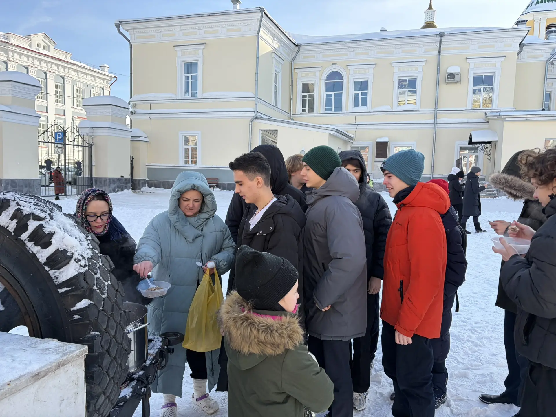 Проводили Масленицу как положено: скоморохи заводили народ, силачи тягали канат, медведь танцевал, а