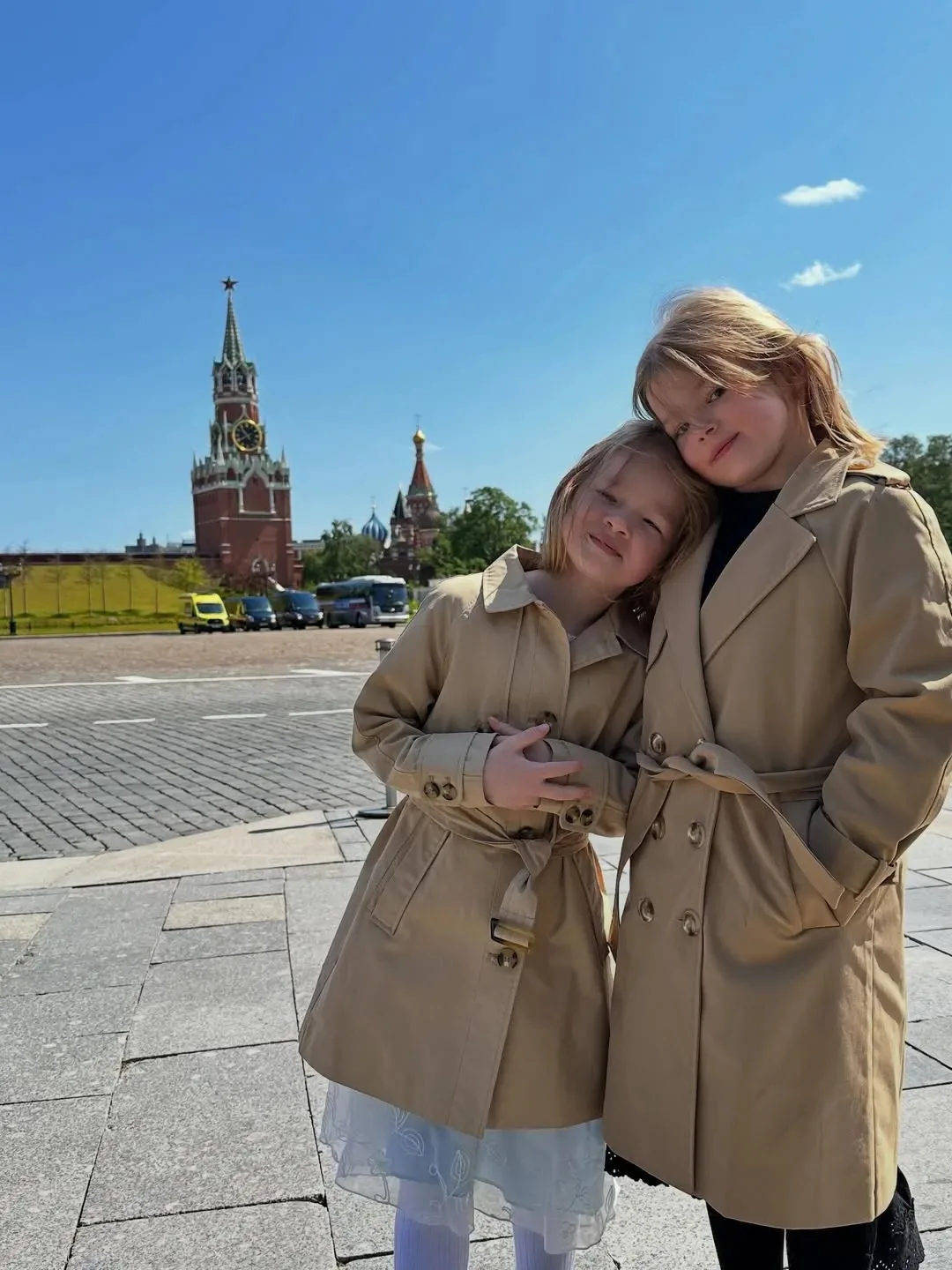 Софья Эрнст поделилась редкими фотографиями своих дочерей.

На снимке 10-летняя Эрика и 9-летняя Кир