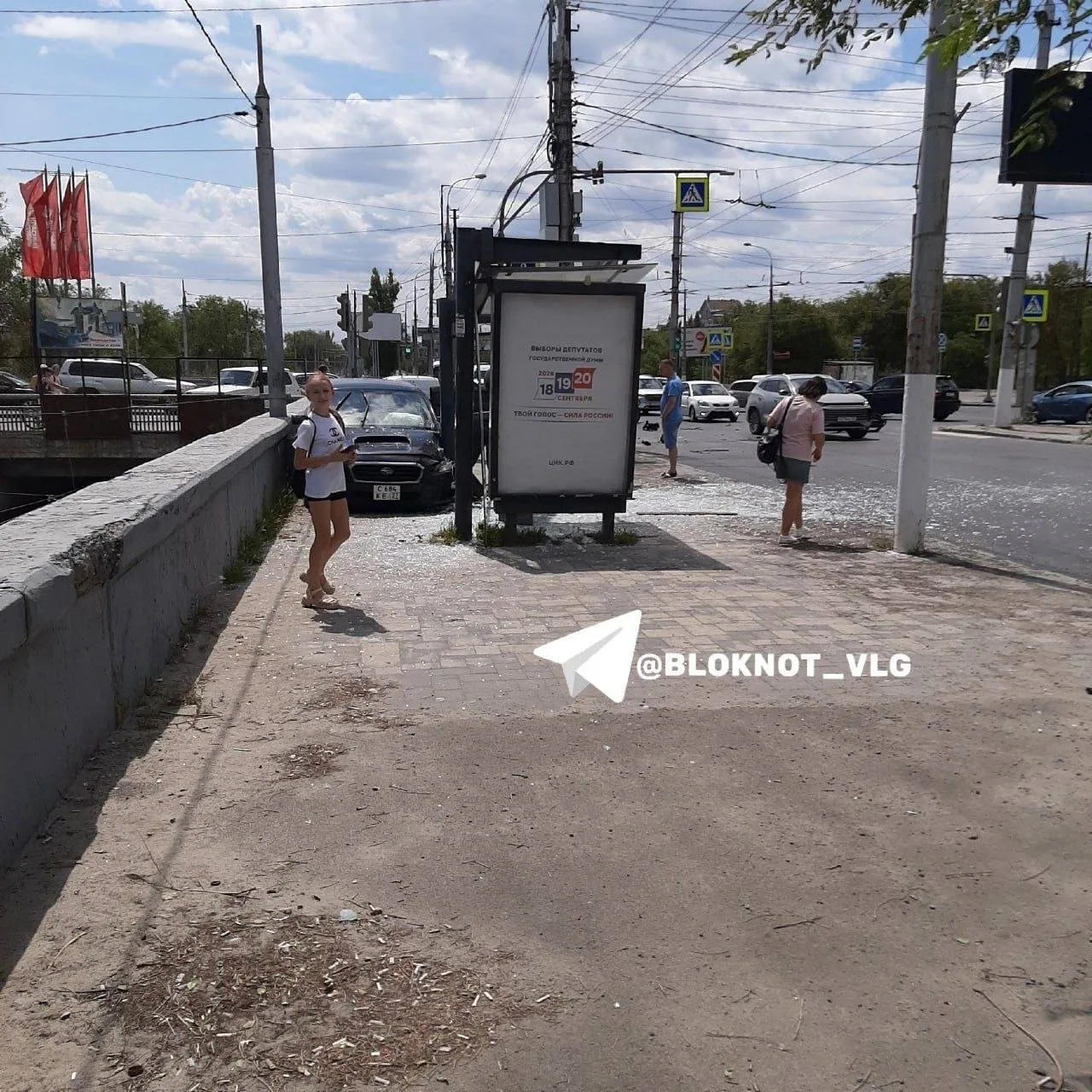 Subaru влетел в остановку с людьми в Волгограде