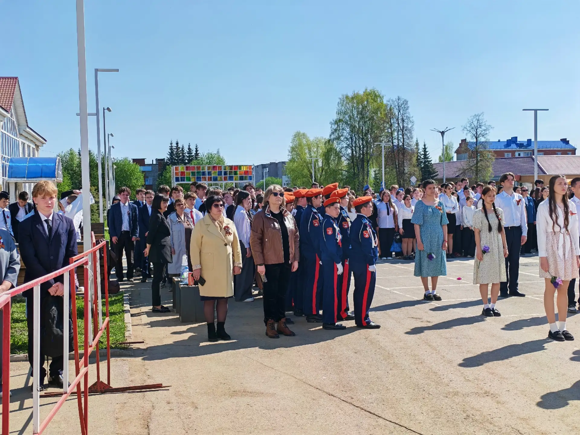 Ученики старших классов школ города собрались на центральной площади, чтобы почтить память героев, о