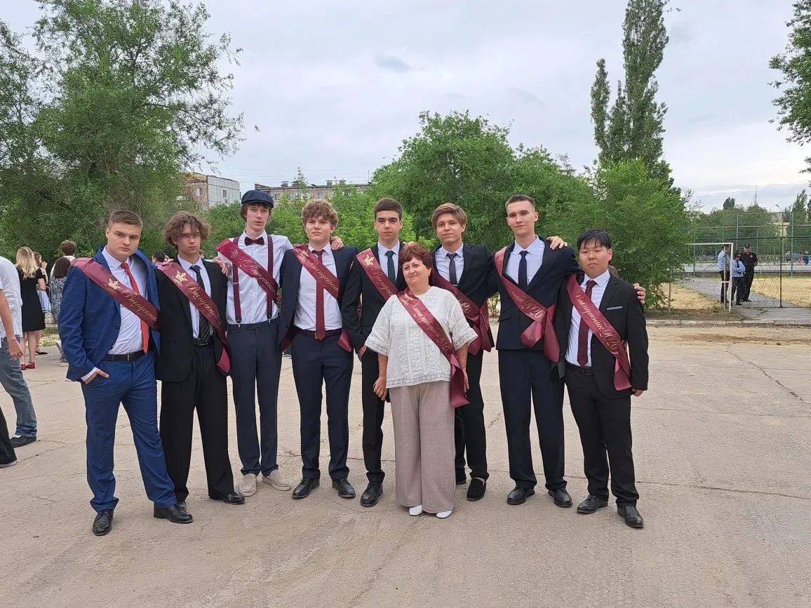 🎓 Сегодня для наших одиннадцатиклассников и девятиклассников прозвучал последний звонок.  Грустный и