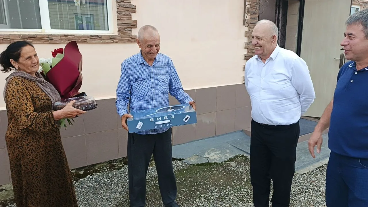 Полвека вместе: семью Акаевых поздравили с Днём семьи, любви и верности