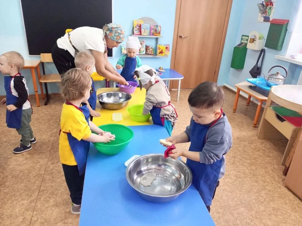 "Мытьё кукол и стирка их вещей"