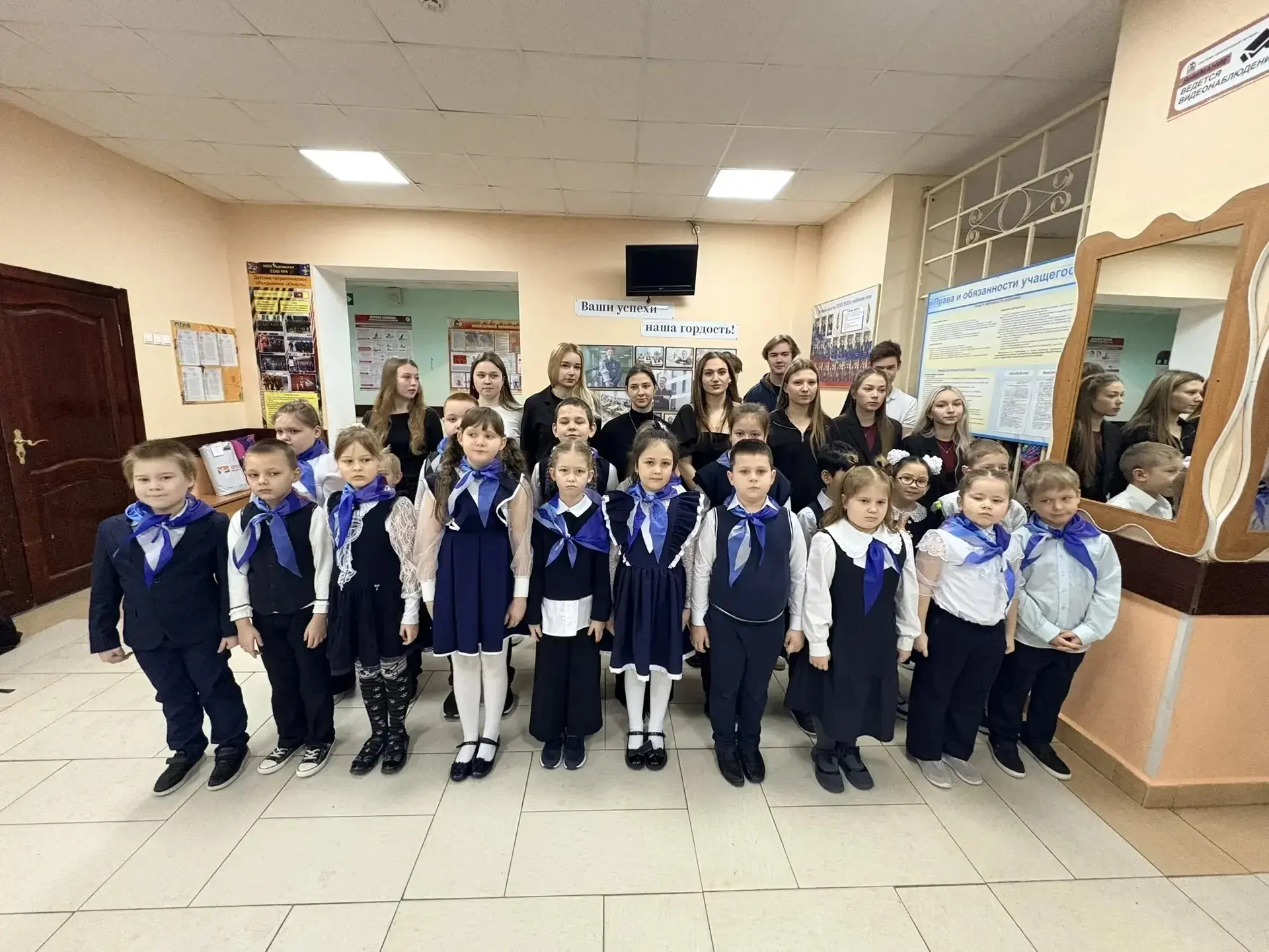 🌟 Утро понедельника в лицее началось ярко и торжественно — с линейки, выноса флага и гимна! 🇷🇺  А по