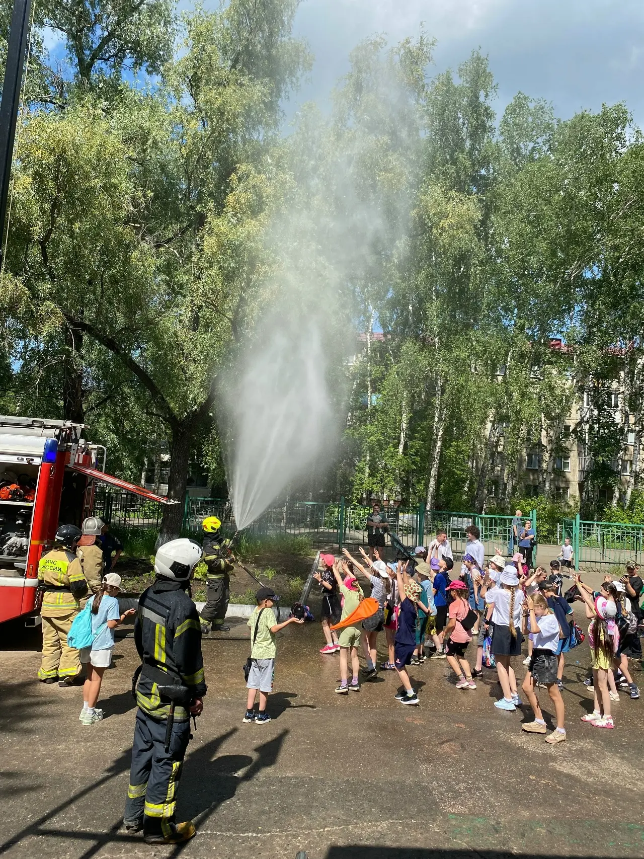 8 июня в нашем летнем лагере выдался очень насыщенным днем: спорт и наука, игры и тренировка по эвак