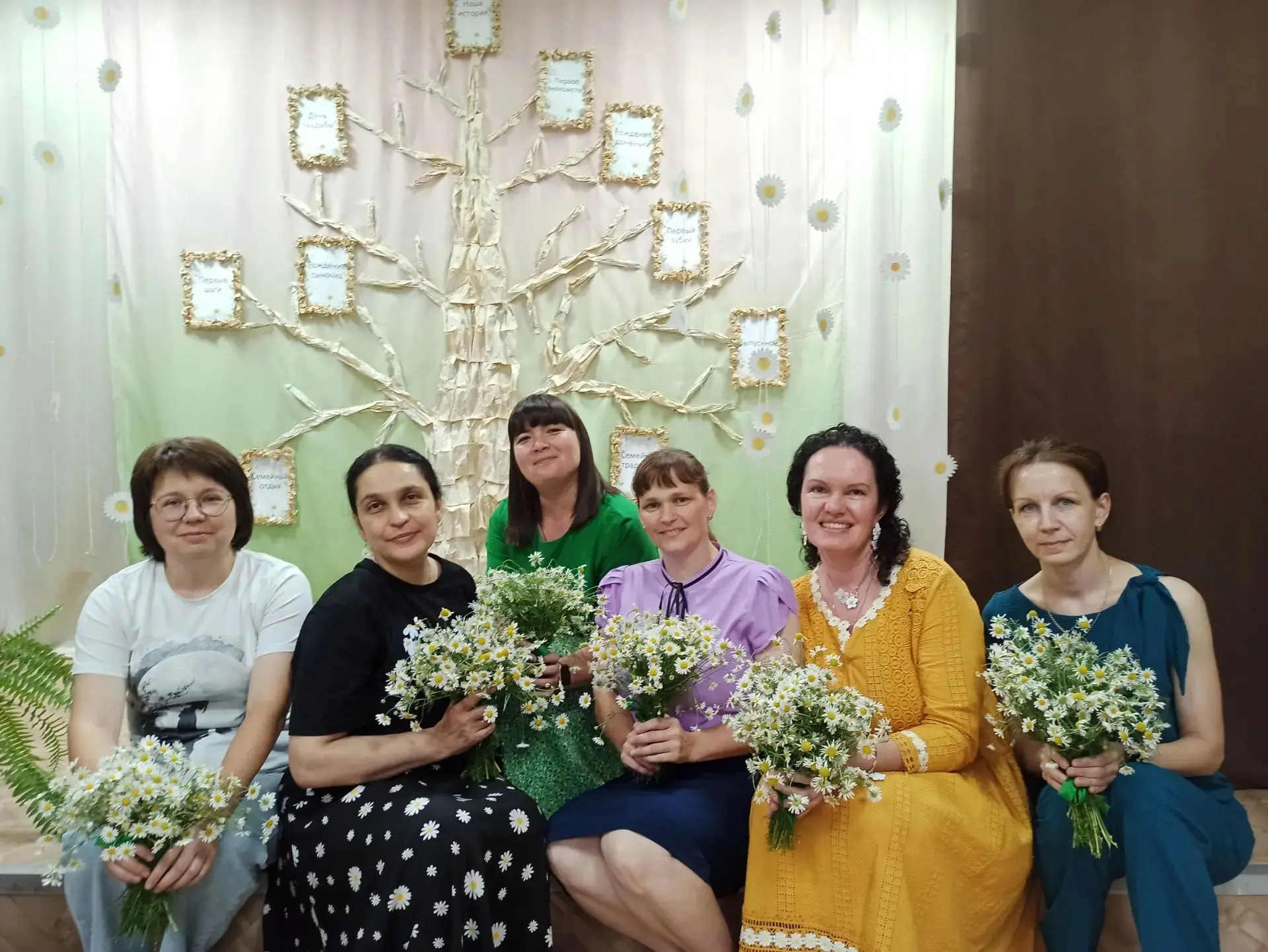 🌼 «Аромат семейного счастья»: многодетные мамы встретились в библиотеке

8 июля, в День семьи, любв