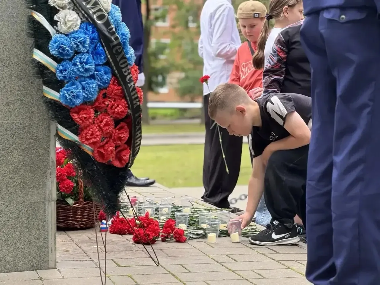 🕯️ В канун Дня памяти и скорби в посёлке Пролетарский прошла патриотическая акция «Знаем. Помним. С