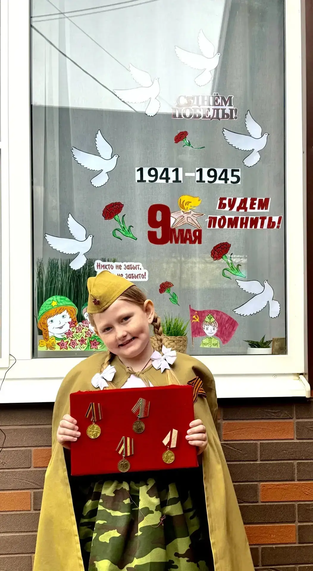 "Окна Победы" в МБОУ СОШ №3: Наш вклад в память о подвиге! 🇷🇺  наши ученики, учителя и родители объе