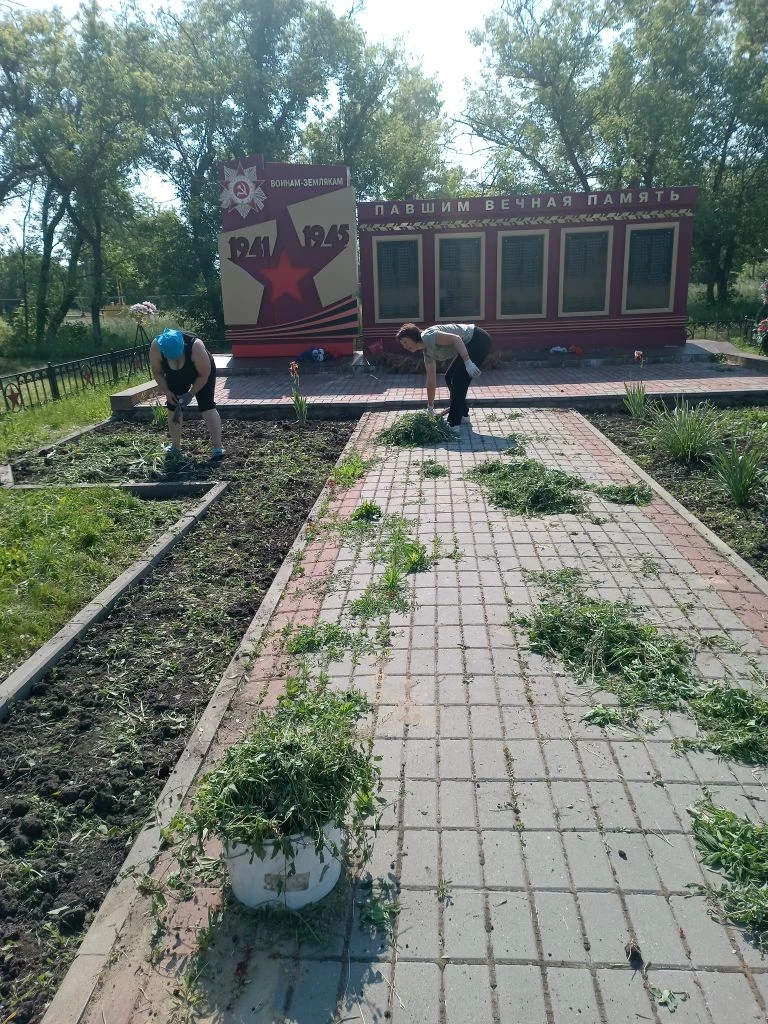Заведующий Питимской библиотекой совместно с сотрудниками ДК приняли участие в благоустройстве памят