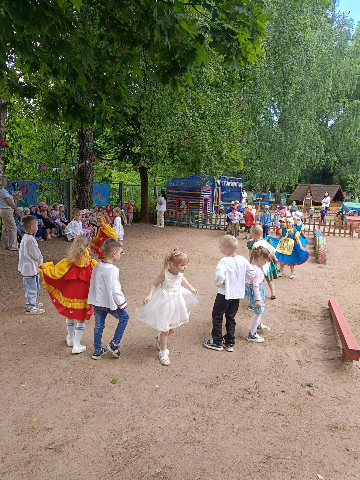 🎵 День фольклора в нашем саду! 🎵

Сегодня у нас было по-настоящему народное веселье! Мы окунулись 