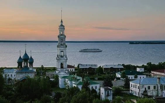 Город, который не смогли  уничтожить ни враги, ни Волга

На берегу Волги стоит город, который старше