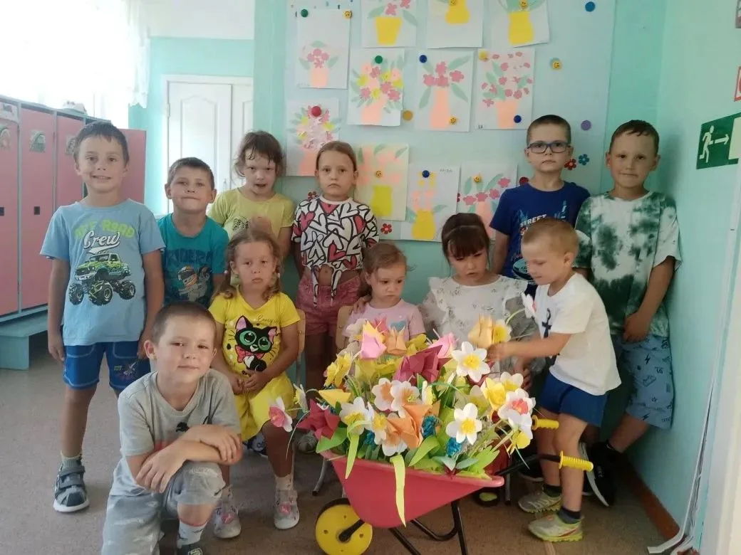 24 июля необычный день, сегодня День флориста.
Воспитанники группы "Радуга" узнали, что флористы это
