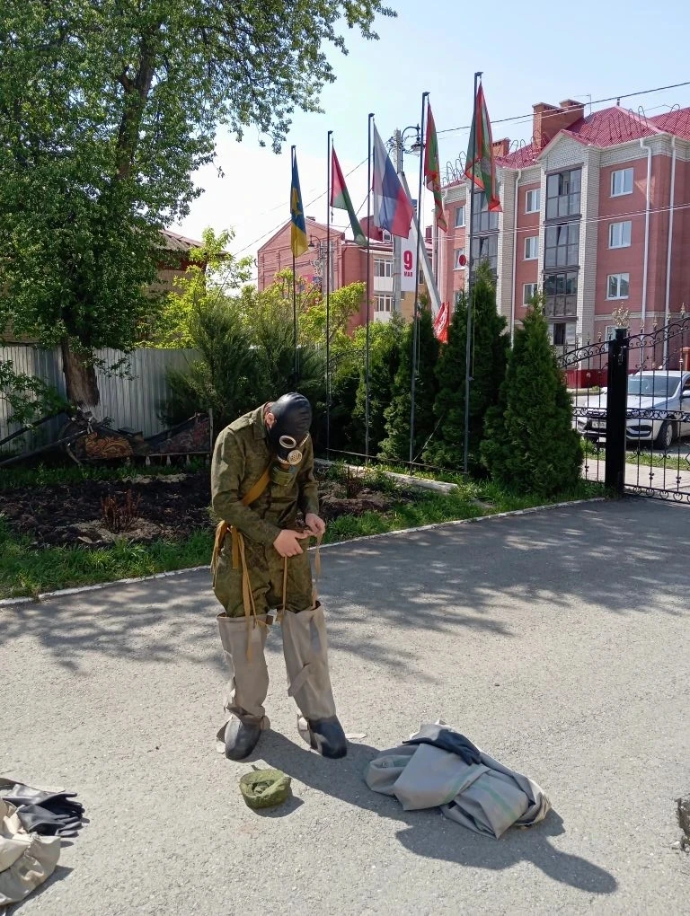🇷🇺 8В: День учебных сборов — уже не дети, но ещё не солдаты 😅   Чему учились: 🔫 Автомат Калашникова.